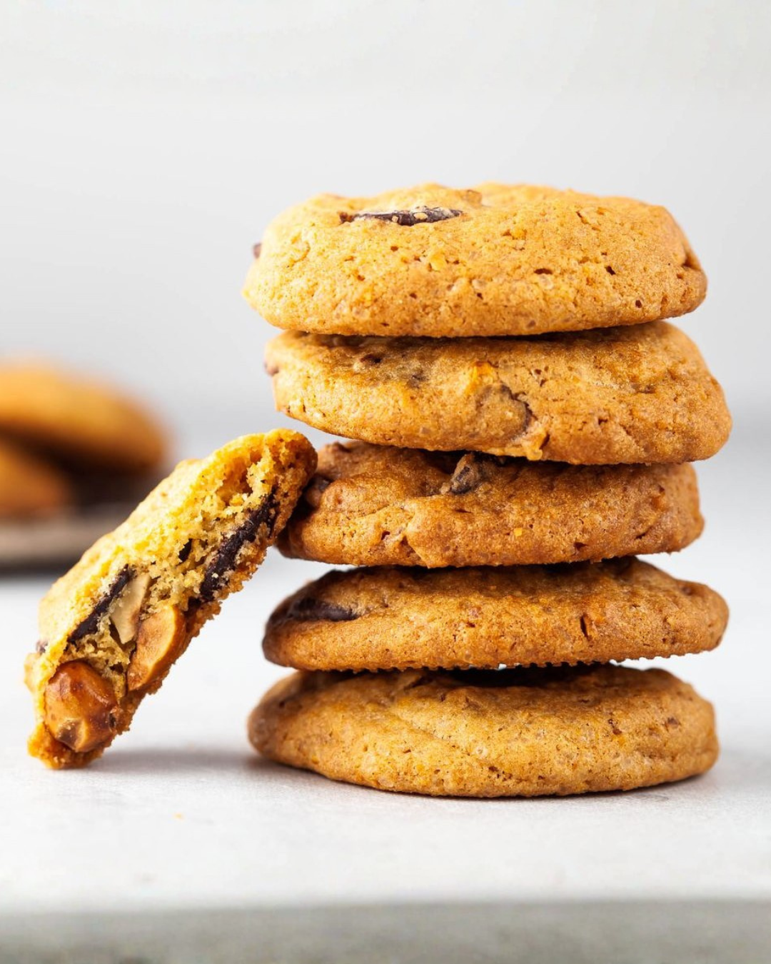 Пряное печенье с шоколадом и орехами